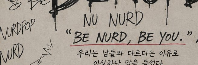 누런 종이에 적은 BENURD 슬로건 — BE NURD, BE YOU.