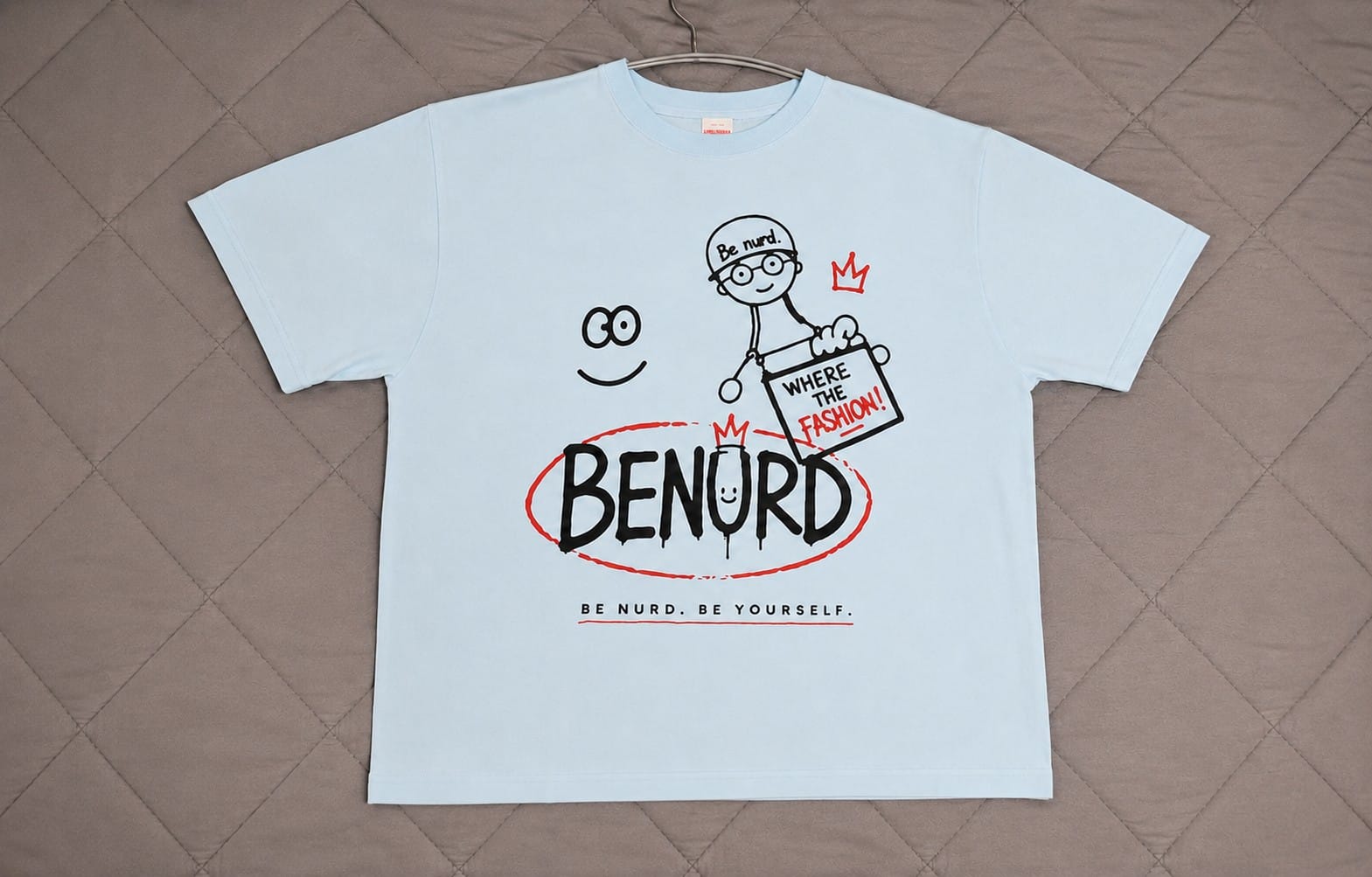 스카이 블루 BENURD 그래픽 티셔츠 실물 — 옷걸이에 걸어둔 사진