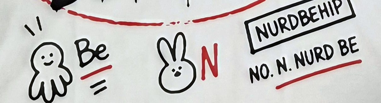티셔츠 하단 프린트 — NURDBEHIP과 토끼, Be 낙서가 붙어 있는 부분