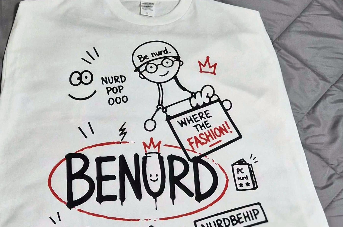 이 종이의 낙서를 그대로 옮겨 찍은 BENURD 첫 티셔츠 실물