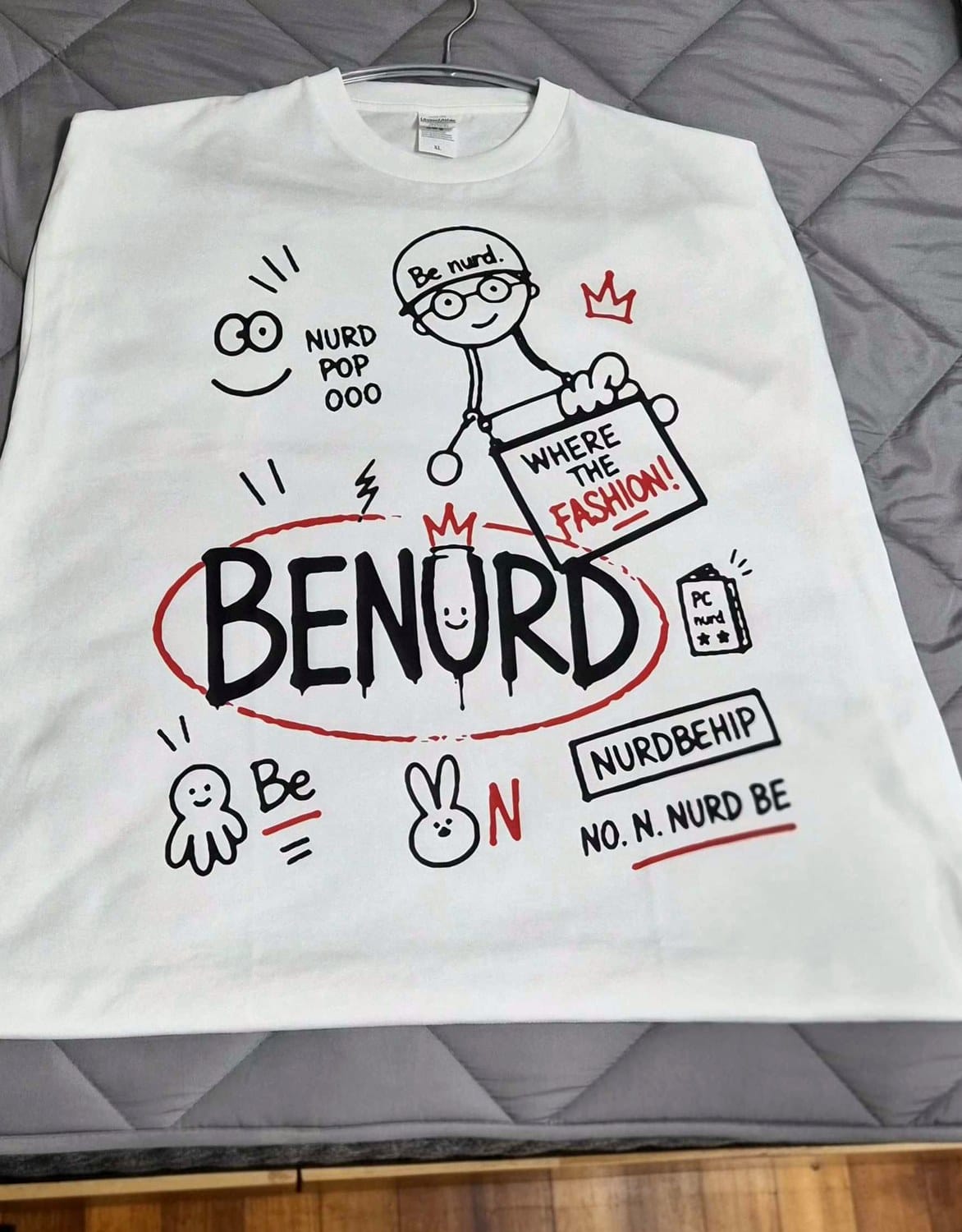 BENURD 첫 티셔츠 실물 — 흰 면티에 검정과 빨강으로 프린트한 낙서