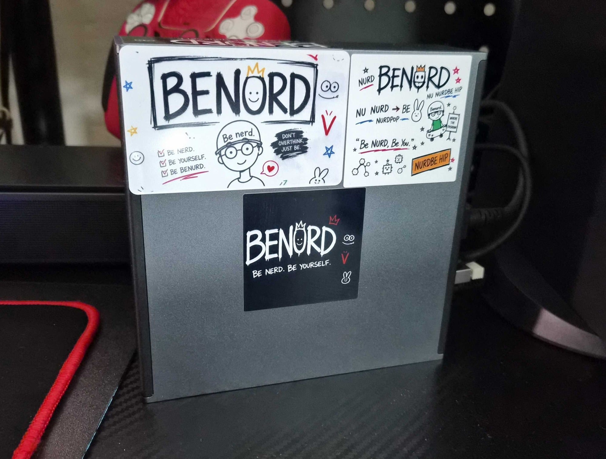 미니PC 본체 윗면과 앞면에 붙인 BENURD 스티커