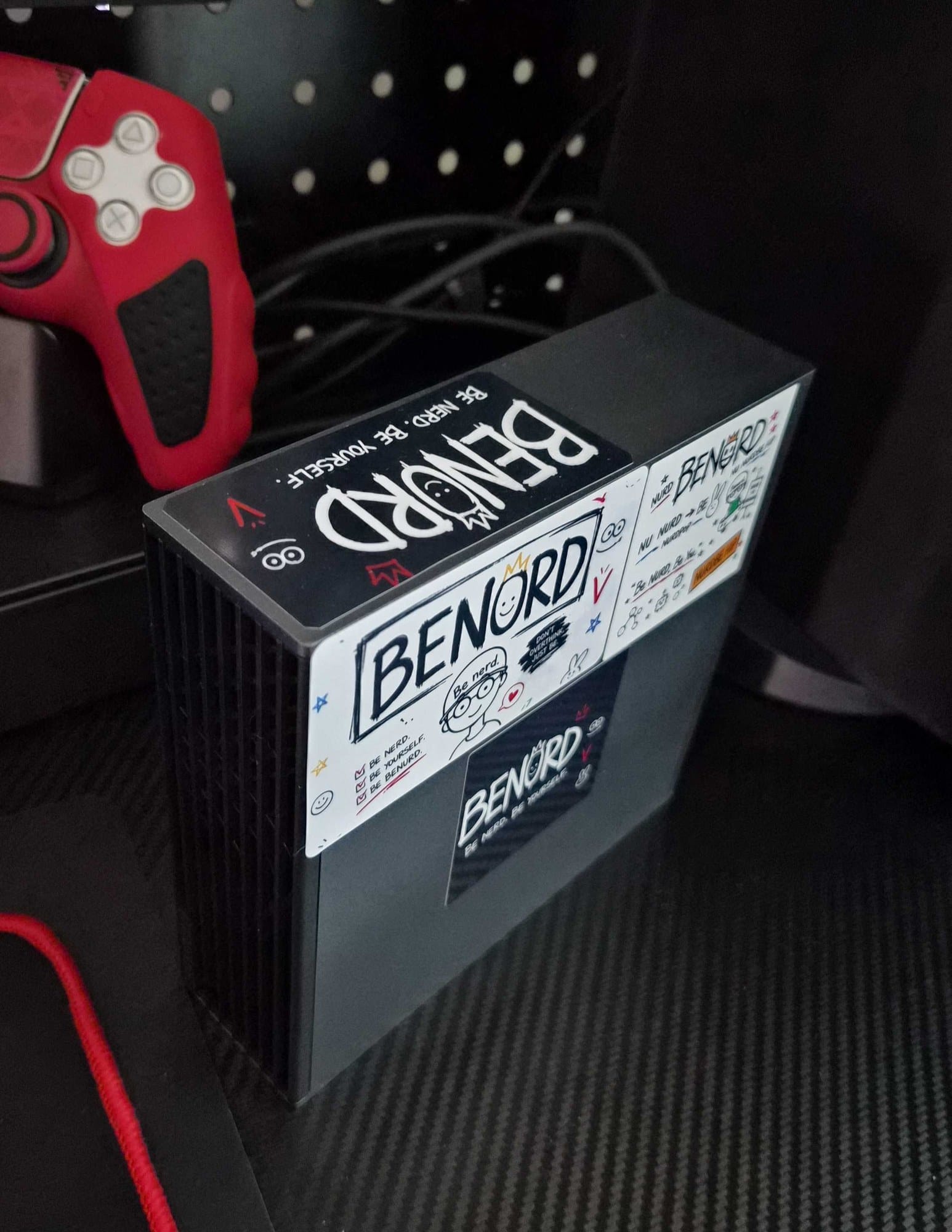 미니PC 윗면에서 옆면으로 이어 붙인 BENURD 스티커