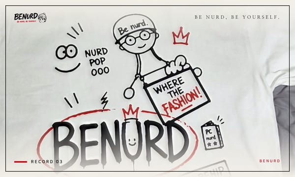 BENURD 첫 티셔츠 실물 표지 — 흰 면티에 프린트한 BENURD 손글씨 레터링과 비니 쓴 캐릭터