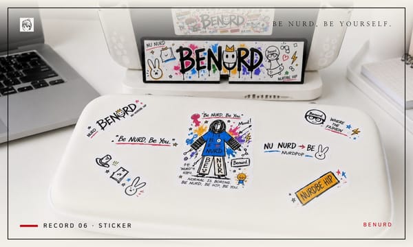 BENURD 스티커를 붙인 게임기와 흰 케이스
